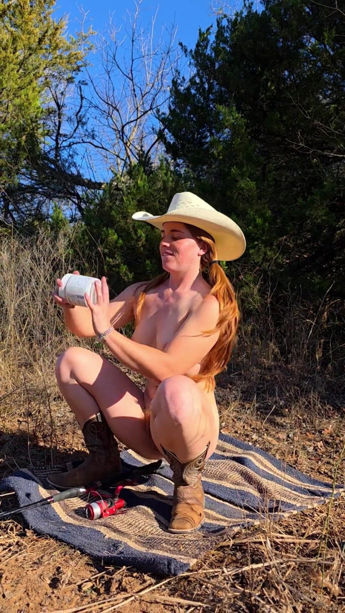 NaughtyRedFarmgirl: Palo di pesca scopata nel culo e nella figa Squirting