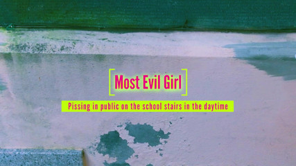 Most Evil Girl: Gündüzleri üniversite merdivenlerinde açık havada işiyor