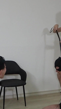 Clip per capezzoli aggiungendo pesi, imbottiture elettriche, due uomini masochisti che mettono alla prova la loro resistenza, e la punizione per i perdenti è la frustata.