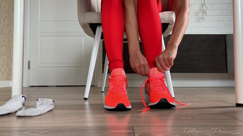 Princess Monica: Schuh und füße spielen unter dem tisch