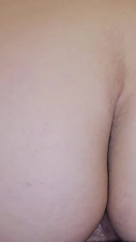 巨乳の女の子はお尻を口に突きつけ、口の中に巨大な負荷を負わせて彼を終わらせます。