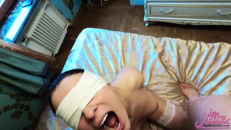 Alice KellyXXX: 戴着手铐蒙住眼睛的宝贝粗暴性爱
