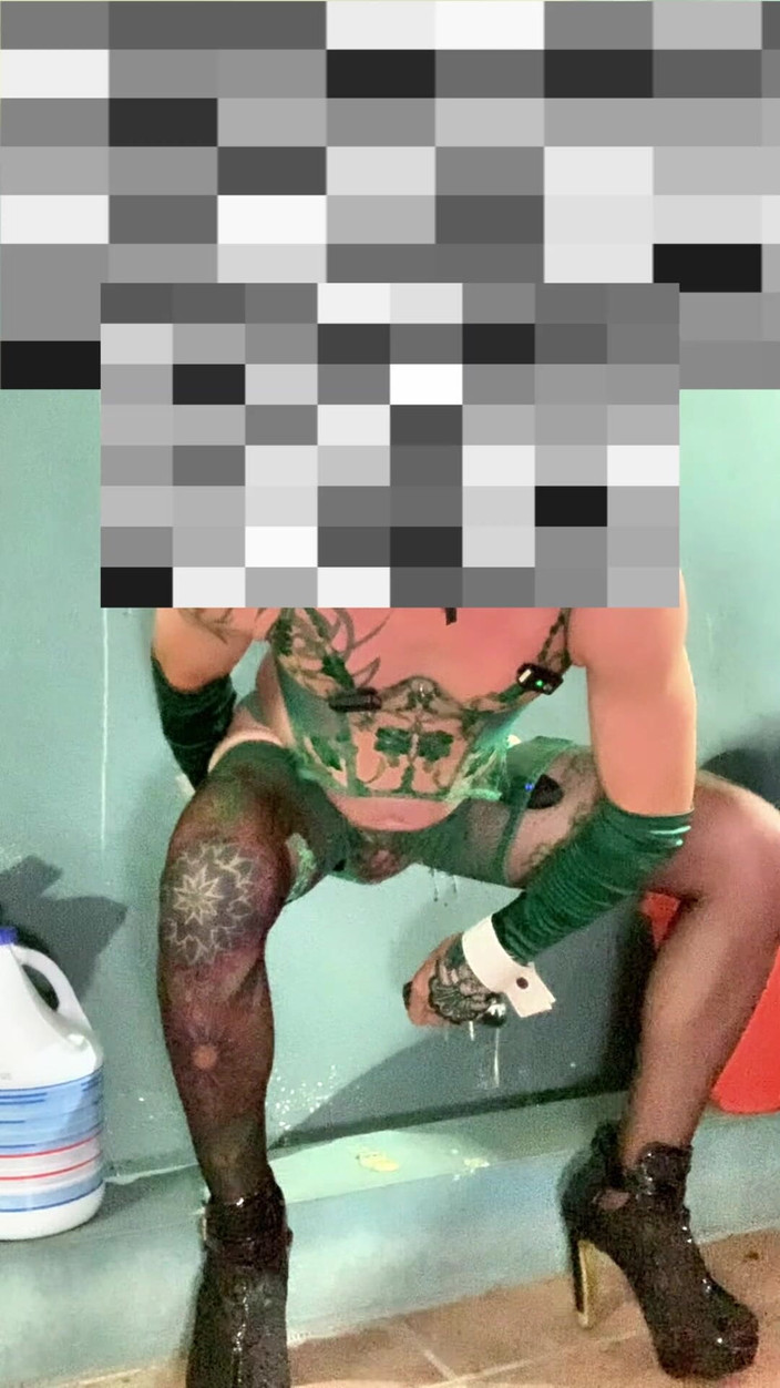 Benito414: TSシーメール 美しい緑のランジェリーストッキングとディルドアナル