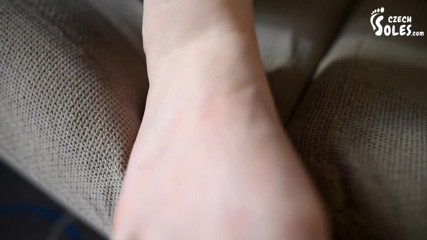 Czech Soles - foot fetish content: Antrenmandan sonra spor ayakkabılı çıplak ayaklar