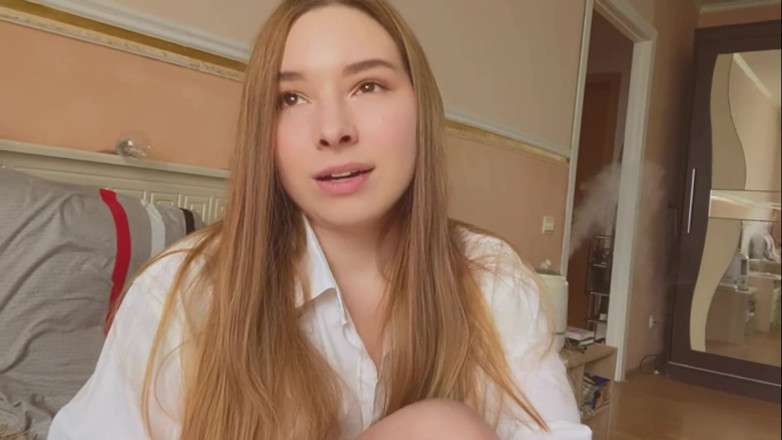 Loly Lola: Beautiful Girl's Pussy Throbs and Cums