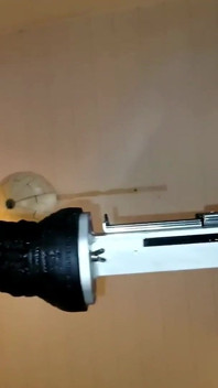 Si cewek sange hankey lagi asik muasin memeknya pakai dildo ukuran XL