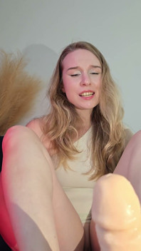 Alice Klay oferind o labă uimitoare cu picioarele, picioarele acoperite de spermă