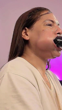 이 미친 소녀가 목구멍 깊숙이 빨아주는 동안 때리는 마라톤