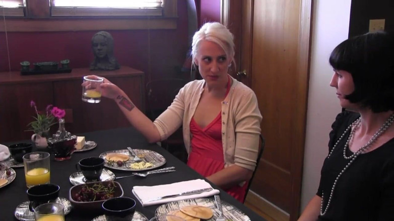 Lesbian Illusion: Dominando giocattoli sessuali giocano baciando e sgrillettamento