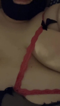 Aku lagi asik muasin toket besarku pakai dildo sampai orgasme