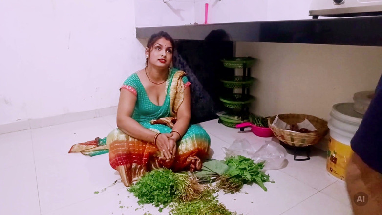 Riyagueen: Riya Bhabhi coupait des légumes dans la cuisine, le garçon...