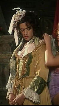 Nel Clan Aristocratico, la nuora viene sedotta dalla suocera e il fratellastro lo segue