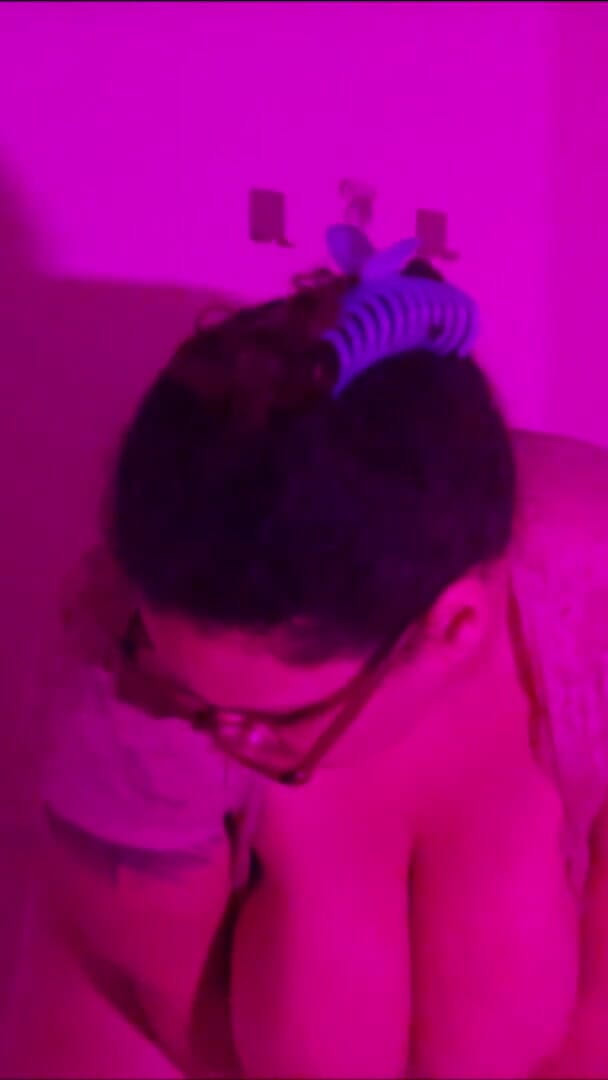 CenSired: Un cul de BBW rose huilé taquine