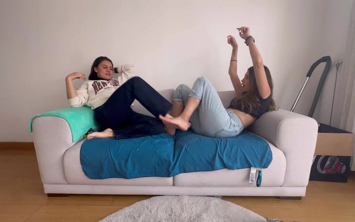 scarlettandc: 两个女人脚摔跤