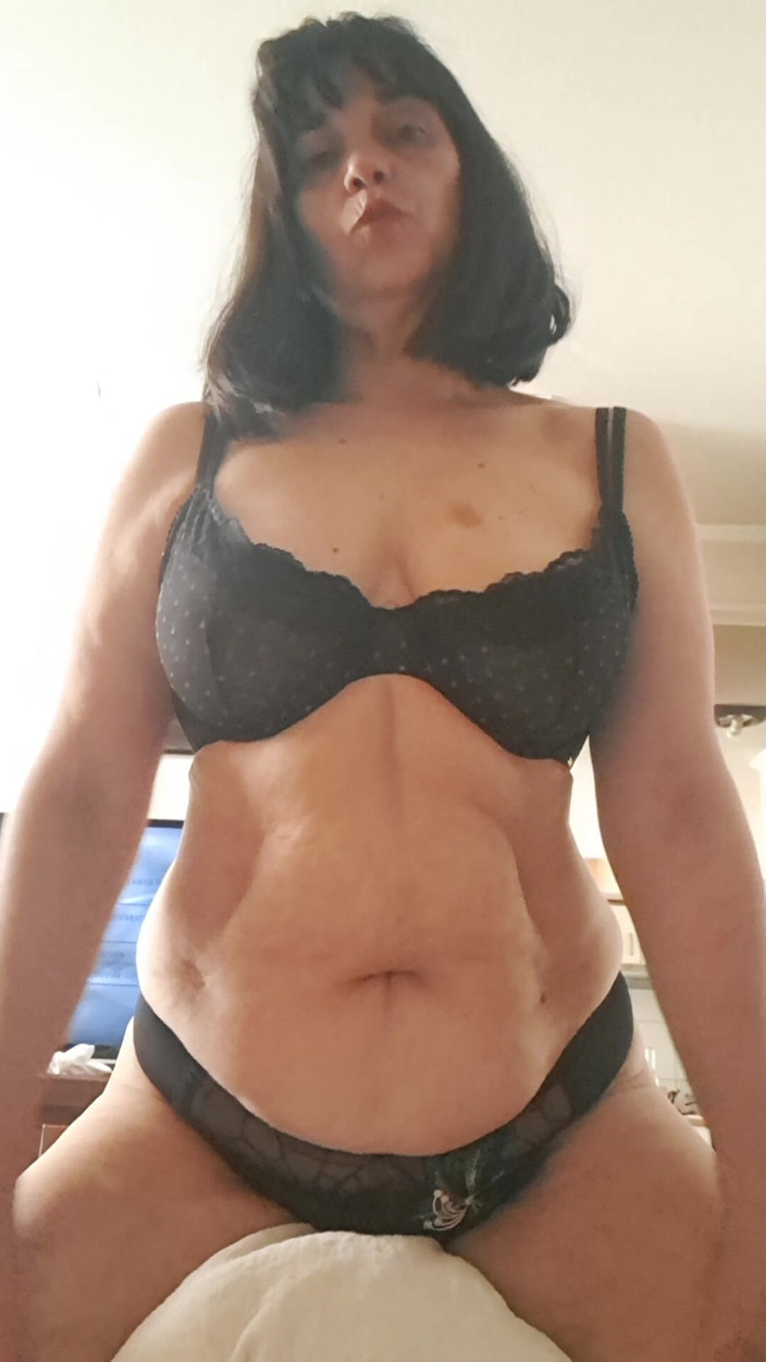 Mommy big hairy pussy: Une MILF à quatre pattes attend de se faire baiser