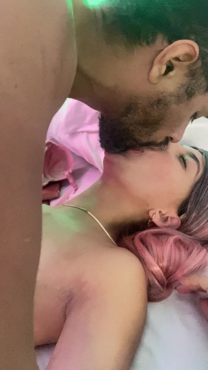 Erikadiamond: Mijn oudere vriend neukt me zo goed en vult me...