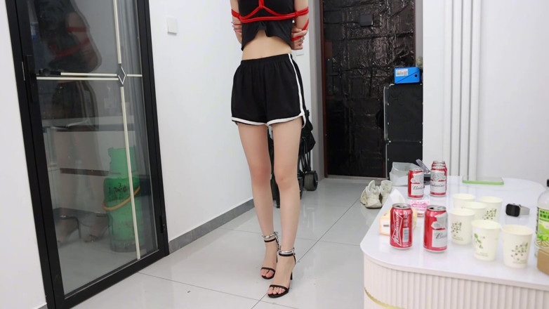 Asian bondage: Його дівчина, з зв'язаними руками і в наручниках на щиколотках, оглядала кімнату з зав'язаними очима