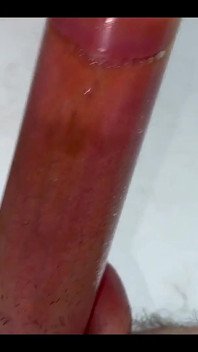 Cbt pompa del pene riempito dal piscio