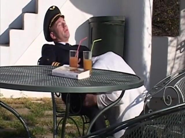 Cumming Soon: Randy Pilot mângâie o brunetă sexy în carlingă