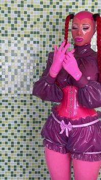 Miss Fetilicious Berdandan Dengan Lateks Merah Muda Dan Ungu