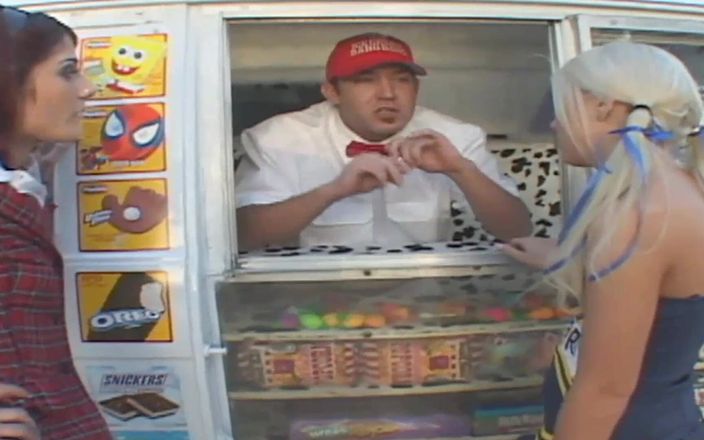 DARVASEX: Сцена мороженого с шлюшками - 3 возбужденные друзья трахают мужика в грузовике мороженого в тройничке