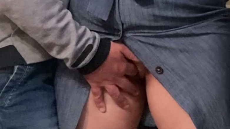 PriyaNaavya: 공공 장소에서 보짓물 가득한 보지를 핑거링하는 발정난 새아빠