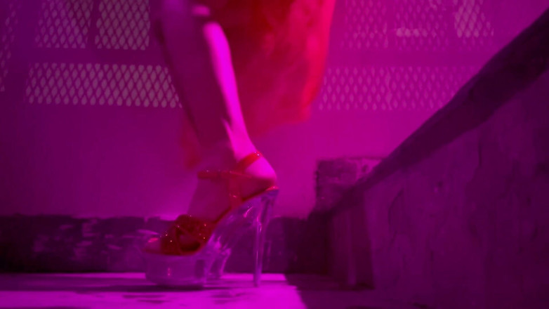 Artemisia Love: Italská sexy milfka Artemisia Love nosí sexy spodní prádlo a...