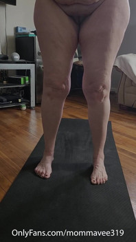 Yoga de dimineață cu o mamă sexy incitantă!