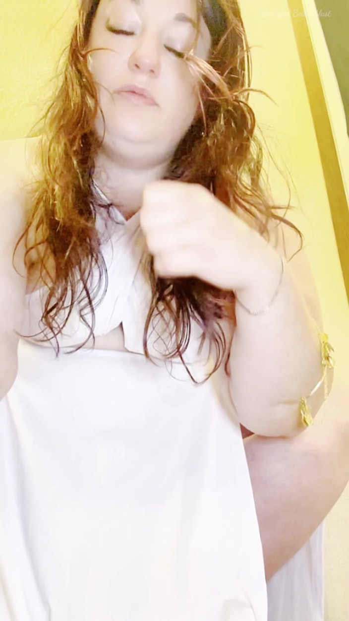 BellaBlast: Растоптанная и проглоченная великаншей Tinies, фантазия в видео от Bella Blast в видео от первого лица
