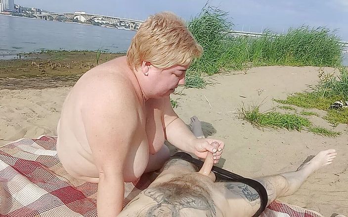 Sweet July: Смокче член і дрочить на пляжі