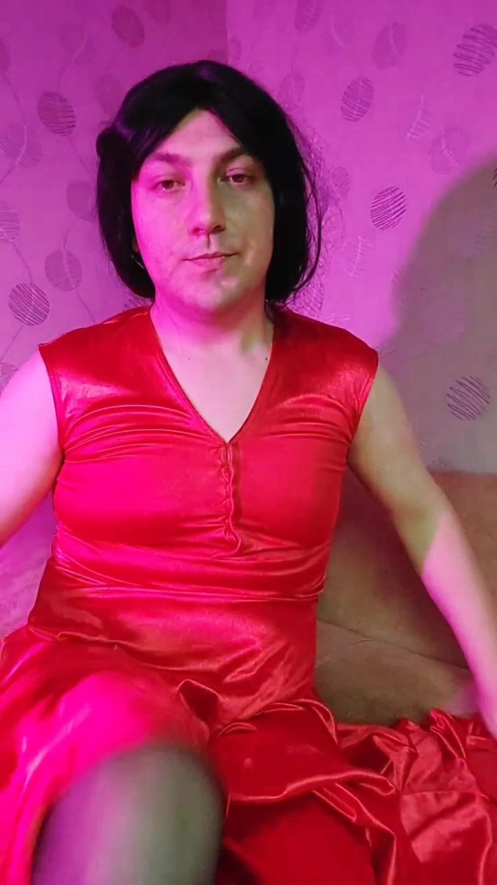 Kitty_Cross: Princesa roja Kitty Cross divirtiéndose en vestido rojo