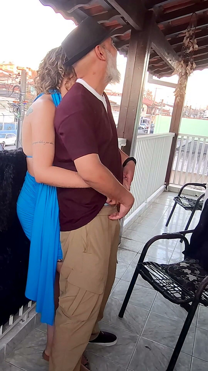 Victor SweetCoupleStories: Un couple réel baise et devient coquin sur le balcon.