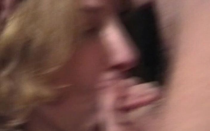 Porno kino: 침실에서 따먹히는 스타킹을 입은 아름다운 독일 금발