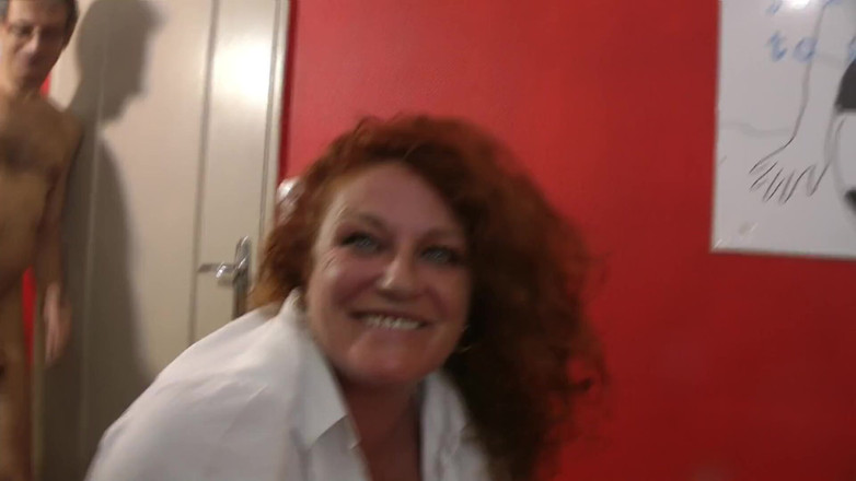 Paris Jango: 熟女人妻在她的绿帽老公面前被干！