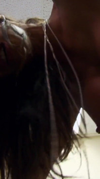 Brunetka MILF rucha kutasa za kulisami