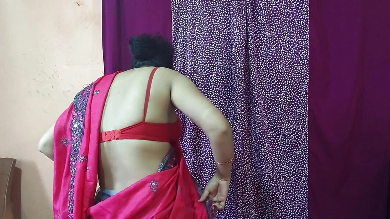 Sona bhabhi: Indiana calda sona Bhabhi ne chut Me diteggiatura karke pani...