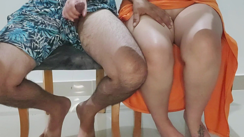 Placer Amateur: Adik tiriku yang binal tiba-tiba jadi binal saat makan malam...