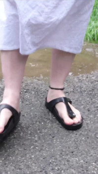 Sandal Birkenstock bersenang-senang di genangan air hujan