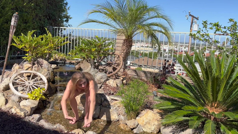 Erotic Art: 태양에서 누드 포즈를 취하는 Larena