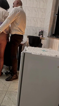 Thư ký ngạc nhiên với những cái tát vào mông và thâm nhập qua đường hậu môn với creampie
