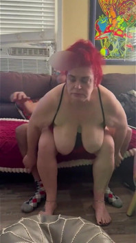 Liz kouří při šukání červeného prádla