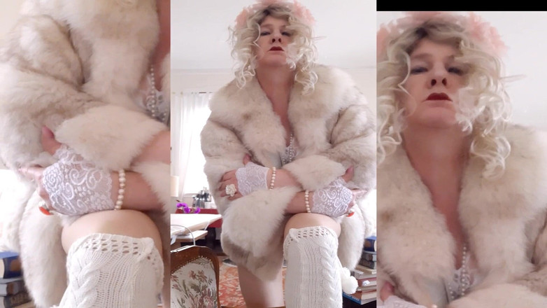 Trans fur bitch: 北極キツネとストッキングのトランスファーレディが巨大なコックを映す