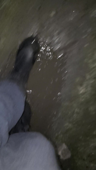 SinDee: Rubberboots berjalan