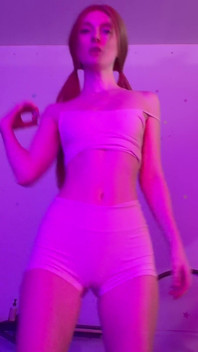 Bailando y desnudándose