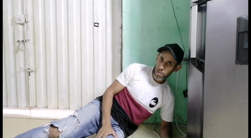 Adribella69: Vecinul meu are o pulă mare și îmi place când îmi lovește tare...