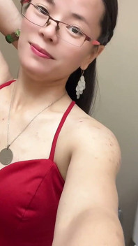 Montrer Son Cul Sexy Portant Une Robe Rouge Dans La Chambre Des Toilettes