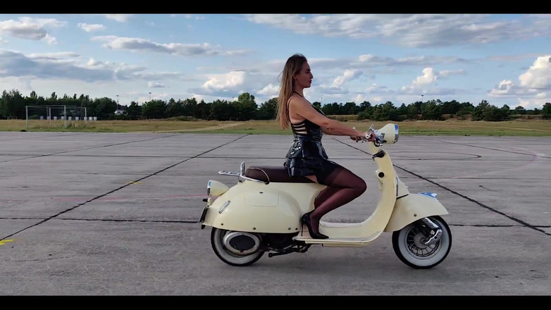 Goddess Lena: Scooter'a biniyor