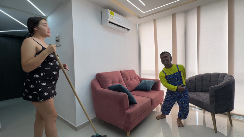 Julianaburning: Yaramaz üvey erkek kardeşim evi temizlememe izin vermiyor ve bahane olarak...