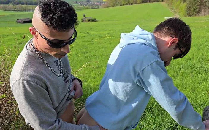 boyzxy212: Trai đồng tính đụ không bao cao su bên khán đài săn bắn