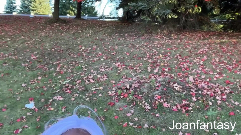 Joanfantasy: Leker med min glasdildo bakom köpcentrets parkeringsplats